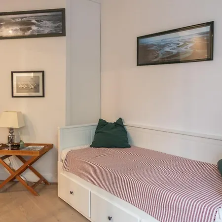 Bright Close To The Seine River Apartment
