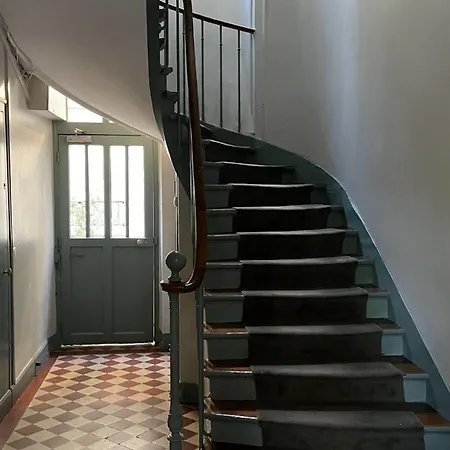 Bright Close To The Seine River Apartment